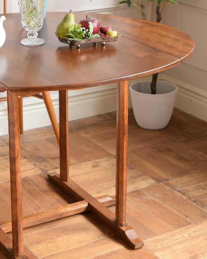 アーコールの家具　アンティーク家具　シンプルなデザインのアーコール社、伸張式のアンティークダイニングテーブル。クールな表情の中に見えるアーコールらしい優しさアーコールの家具って、角の落とし方が独特。(k-2594-f)