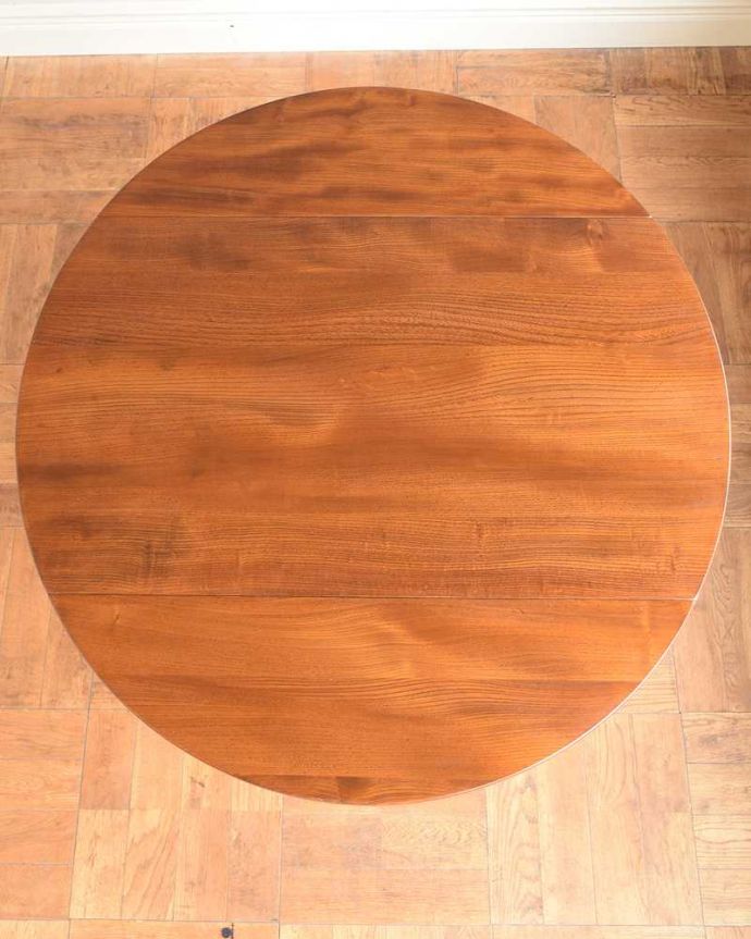 アーコールの家具　アンティーク家具　シンプルなデザインのアーコール社、伸張式のアンティークダイニングテーブル。やっぱり気になる天板の仕上げ方テーブルの主役はやっぱり天板。(k-2594-f)