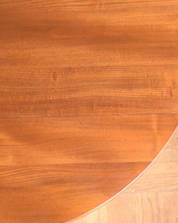 アーコールの家具　アンティーク家具　シンプルなデザインのアーコール社、伸張式のアンティークダイニングテーブル。近づいてみるとこんな感じです。(k-2594-f)