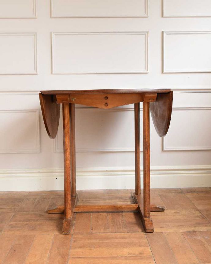 アーコールの家具　アンティーク家具　シンプルなデザインのアーコール社、伸張式のアンティークダイニングテーブル。横から見てもステキ使わないときは、たたんで壁につけておけば、お部屋が広く使えます。(k-2594-f)