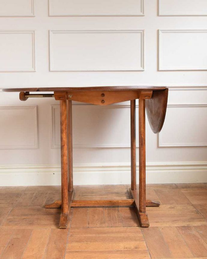 アーコールの家具　アンティーク家具　シンプルなデザインのアーコール社、伸張式のアンティークダイニングテーブル。片方だけ開いても･･･リーフは片方ずつ広がるので、3WAYで使えます。(k-2594-f)