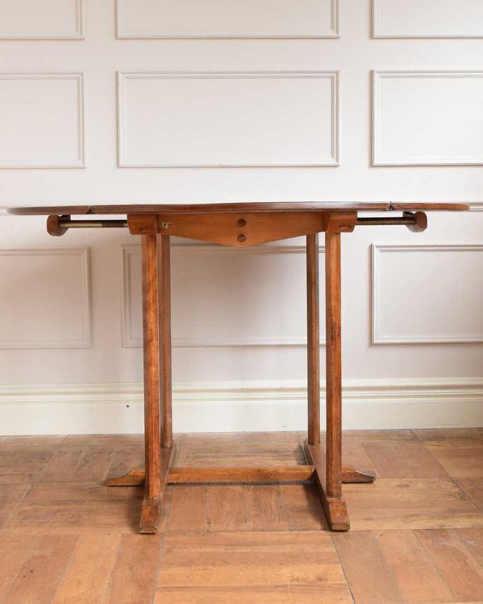 アーコールの家具　アンティーク家具　シンプルなデザインのアーコール社、伸張式のアンティークダイニングテーブル。両方開いたらこんな感じスッキリとしたアーコールの家具は、テーブルにしてはめずらしく幕板と言って天板の下に板がない特殊な構造です。(k-2594-f)