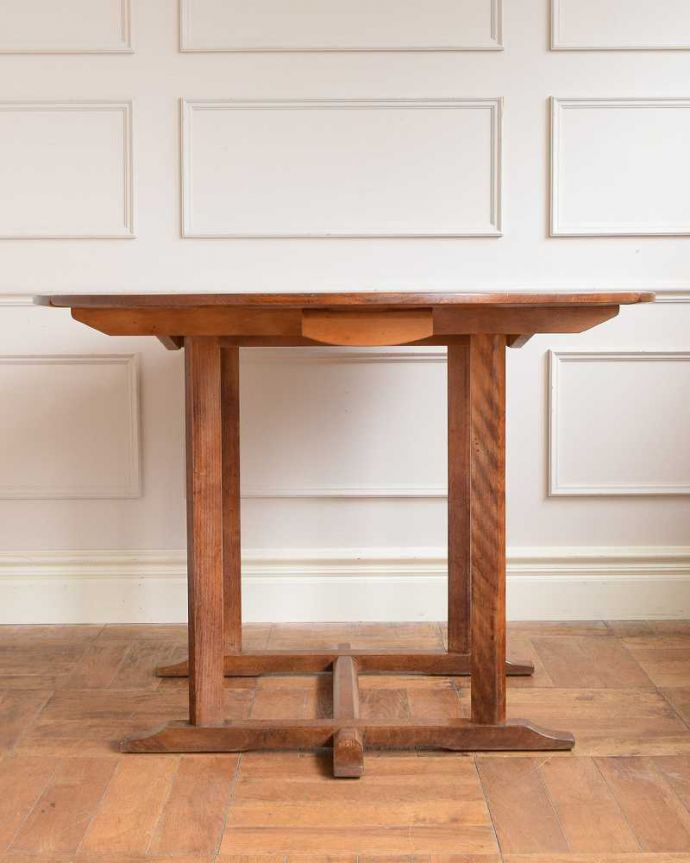 アーコールの家具　アンティーク家具　シンプルなデザインのアーコール社、伸張式のアンティークダイニングテーブル。クルッと回転！アンティークは新品ではないので、もちろん経年変化によるキズはありますが、専門の職人がキレイにお直しをしているので、どこから見てもキレイです。(k-2594-f)