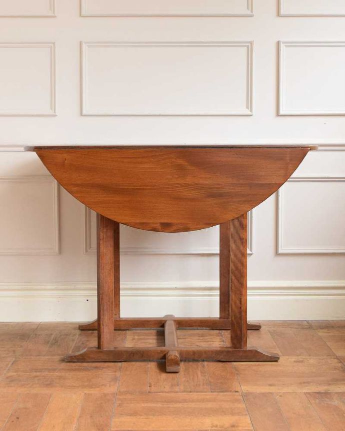 アーコールの家具　アンティーク家具　シンプルなデザインのアーコール社、伸張式のアンティークダイニングテーブル。見え方が変わります。(k-2594-f)