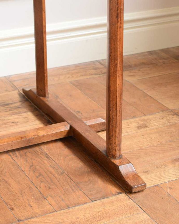 アーコールの家具　アンティーク家具　シンプルなデザインのアーコール社、伸張式のアンティークダイニングテーブル。持ち上げなくても移動できます！Handleのアンティークは、脚の裏にフェルトキーパーをお付けしていますので、持ち上げなくても床を滑らせて移動させることが出来ます。(k-2594-f)