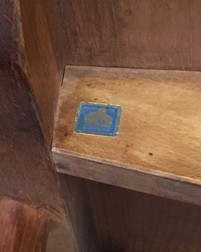 アーコールの家具　アンティーク家具　シンプルなデザインのアーコール社、伸張式のアンティークダイニングテーブル。アーコールの証を発見！アーコールのタグが残っていました。(k-2594-f)