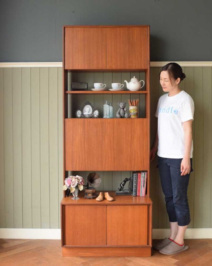 G-PLAN(Gプラン) アンティーク家具 G-PLANのヴィンテージ家具、引き戸付きのビューローキャビネット(デスク)。人気のヒミツは北欧スタイルのデザインやっぱりスッキリとカッコイイ北欧デザインが人気のサイドボード。(k-2595-f)