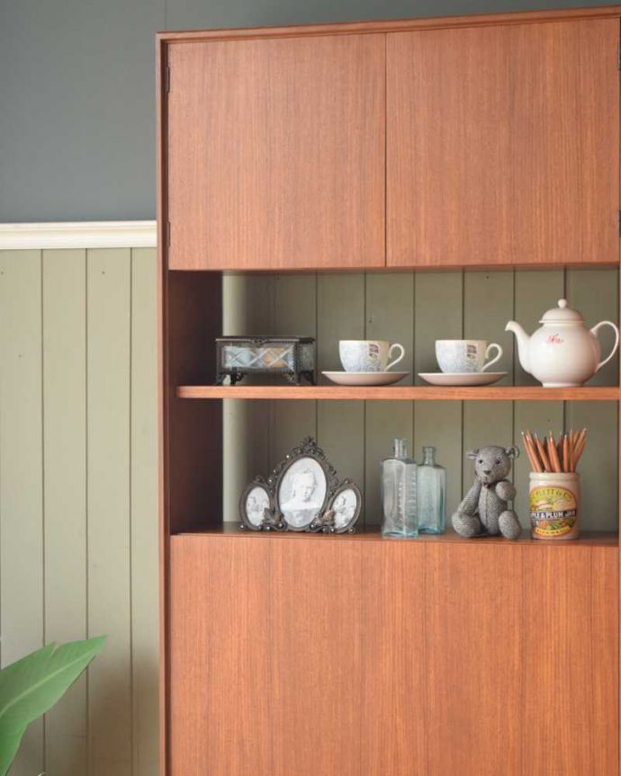 G-PLAN(Gプラン) アンティーク家具 G-PLANのヴィンテージ家具、引き戸付きのビューローキャビネット(デスク)。ヴィンテージ家具らしいあたたかさ。(k-2595-f)