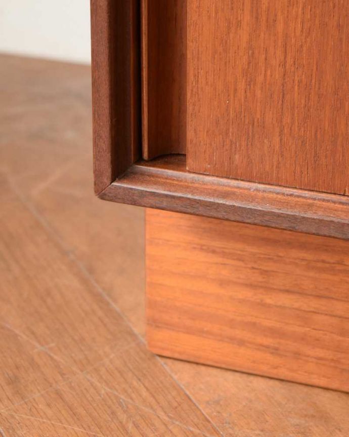 G-PLAN(Gプラン) アンティーク家具 G-PLANのヴィンテージ家具、引き戸付きのビューローキャビネット(デスク)。スッキリとした脚の裏には…Handleの家具の脚裏にはフェルトキーパーをお付けしています。(k-2595-f)