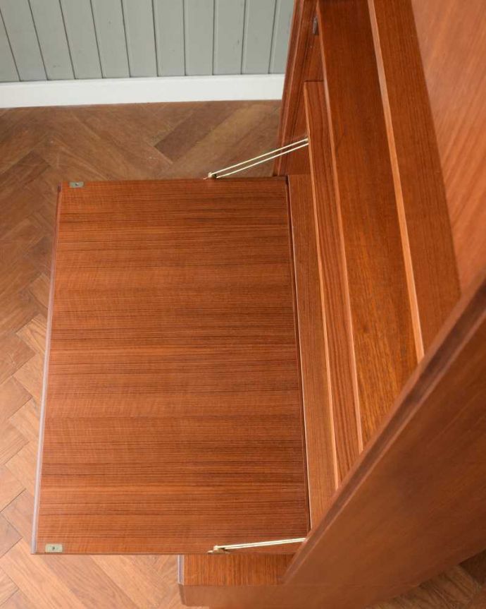 G-PLAN(Gプラン) アンティーク家具 G-PLANのヴィンテージ家具、引き戸付きのビューローキャビネット(デスク)。天板の塗装もキレイに仕上げましたヴィンテージの家具は修復方法が様々。(k-2595-f)