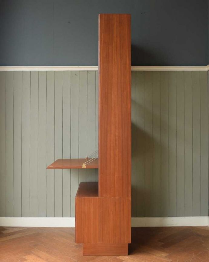 G-PLAN(Gプラン) アンティーク家具 G-PLANのヴィンテージ家具、引き戸付きのビューローキャビネット(デスク)。横から見てもスッキリどこから見てもスッキリとしてステキなヴィンテージ。(k-2595-f)