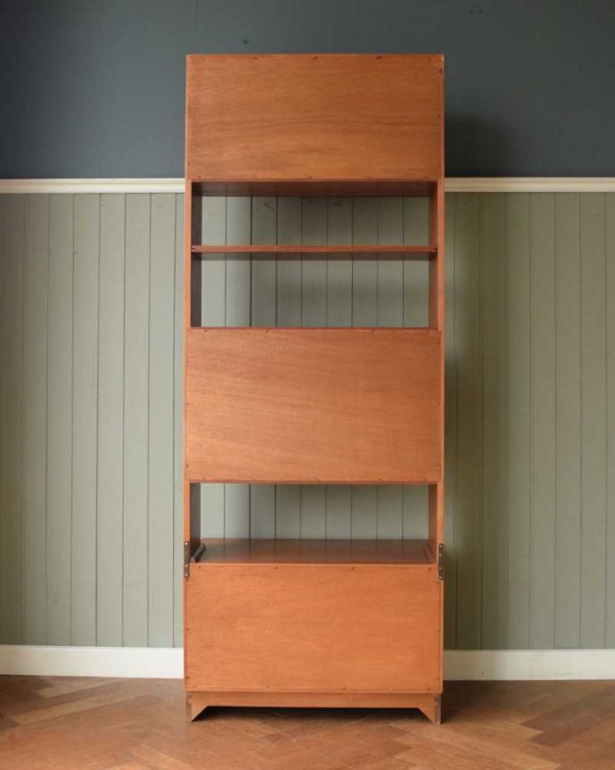 G-PLAN(Gプラン) アンティーク家具 G-PLANのヴィンテージ家具、引き戸付きのビューローキャビネット(デスク)。もちろん後ろ姿もキレイですビンテージは新品ではないので、もちろん経年変化によるキズはあります。(k-2595-f)