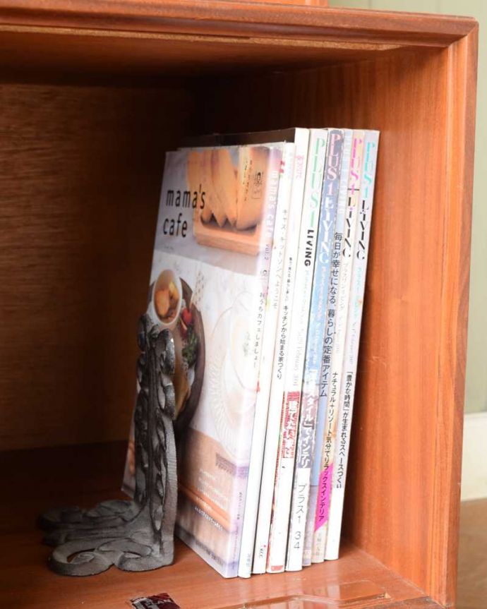 G-PLAN(Gプラン) アンティーク家具 G-PLANのヴィンテージ家具、引き戸付きのビューローキャビネット(デスク)。しっかり収納できますA4サイズの雑誌までしっかり収納出来ちゃう優れもの。(k-2595-f)