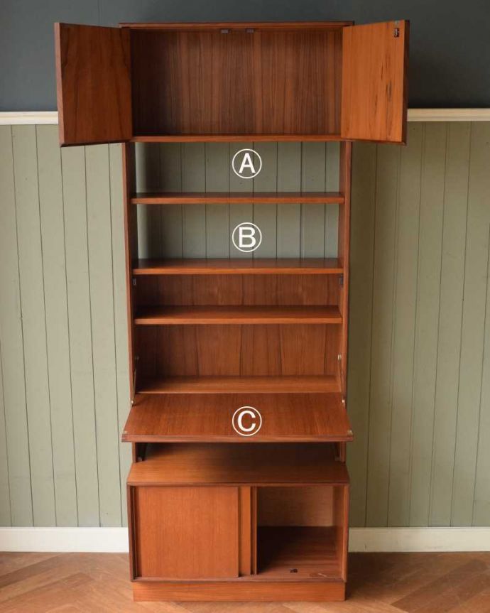 G-PLAN(Gプラン) アンティーク家具 G-PLANのヴィンテージ家具、引き戸付きのビューローキャビネット(デスク)。扉の奥はたっぷり収納扉を開けると、中にはたっぷりの収納。(k-2595-f)