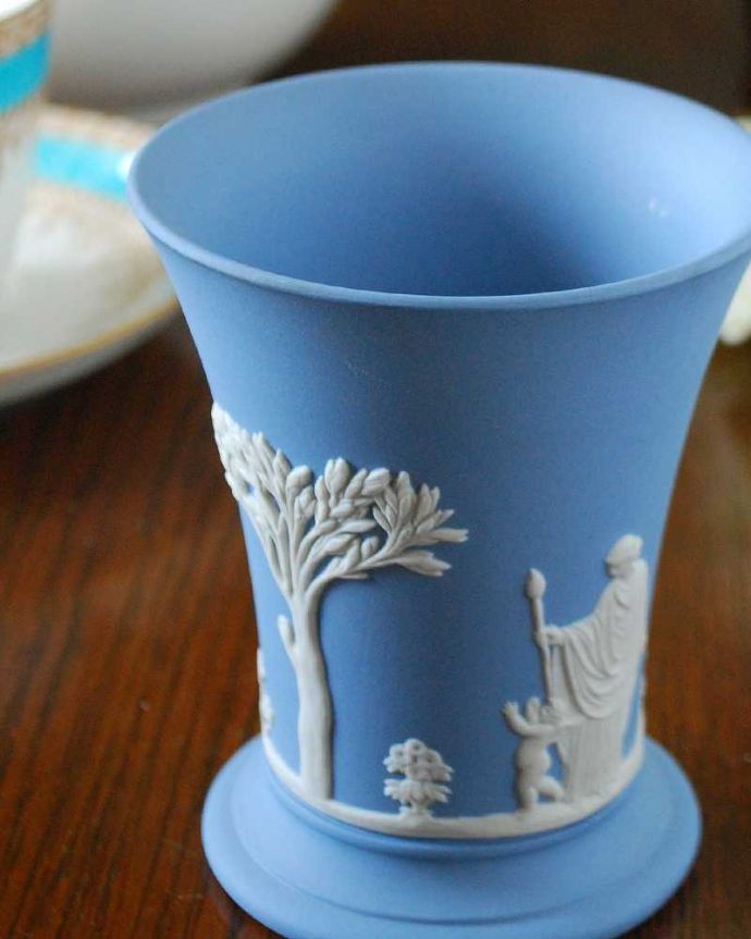 アンティーク 陶磁器の雑貨　アンティーク雑貨　使い込むほどに深い味わいを増すアンティークジャスパーウェアフラワーベース（グラス形　花器）。古代美術がモチーフになっている模様ぷっくりと浮かび上がる白い模様は、古代ギリシャ・ローマ美術の装飾をモチーフにした繊細で優雅なデザインです。(k-2595-z)