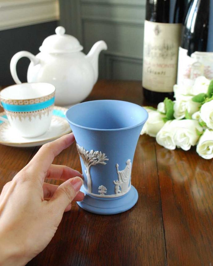 アンティーク 陶磁器の雑貨　アンティーク雑貨　使い込むほどに深い味わいを増すアンティークジャスパーウェアフラワーベース（グラス形　花器）。宝石のような美しさを追求した焼き物なんとも言えない滑らかな手触りが、ジャスパーウエアの特長。(k-2595-z)