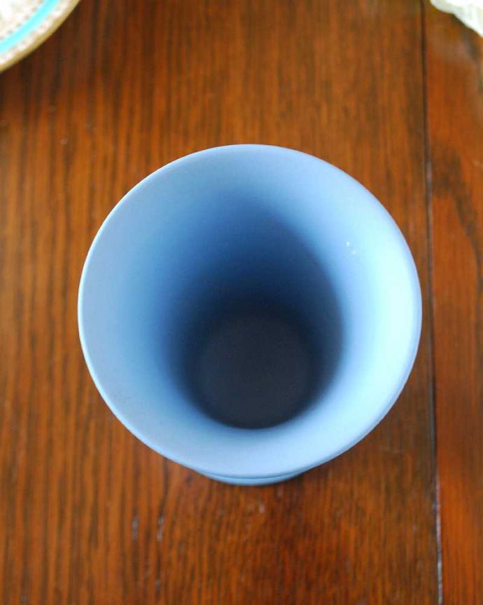 アンティーク 陶磁器の雑貨　アンティーク雑貨　使い込むほどに深い味わいを増すアンティークジャスパーウェアフラワーベース（グラス形　花器）。上から見るとこんな感じですアンティークのため、多少の欠け・傷がある場合がありますが、使用上問題はありませんので、ご了承下さい。(k-2595-z)