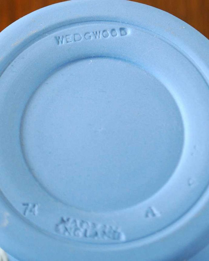 アンティーク 陶磁器の雑貨　アンティーク雑貨　使い込むほどに深い味わいを増すアンティークジャスパーウェアフラワーベース（グラス形　花器）。裏側には品質の証ひっくり返して見ると、ウェッジウッドのマークを見つけることが出来ます。(k-2595-z)