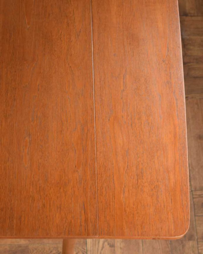 G-PLAN(Gプラン) アンティーク家具 3パターンのサイズ展開可能、G-planのヴィンテージバタフライテーブル(伸張式ダイニング)。近づいて見てみると・・・手間暇を掛けてアンティーク家具専門の職人が丁寧に修復した天板は、木目も美しいんです。(k-2596-f)
