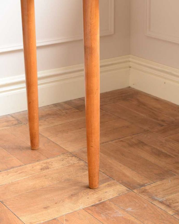 G-PLAN(Gプラン) アンティーク家具 3パターンのサイズ展開可能、G-planのヴィンテージバタフライテーブル(伸張式ダイニング)。持ち上げなくても移動できます!Handleのアンティークは、脚の裏にフェルトキーパーをお付けしていますので、持ち上げなくても床を滑らせれば女性でも簡単に移動させることが出来ます。(k-2596-f)