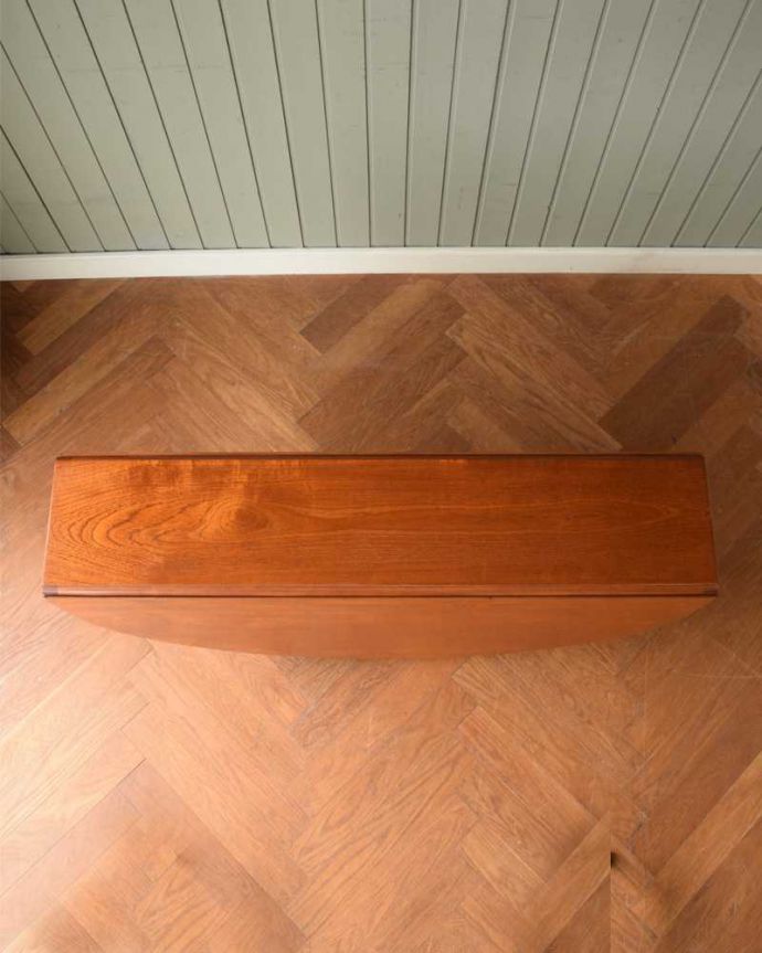 アンティークのテーブル　アンティーク家具　北欧スタイルのホールディングテーブル、ヴィンテージゲートレッグテーブル（伸張式）。畳むとこんなにスリムなサイズリーフを閉じた状態のテーブルを上から見るとこんな感じ。(k-2597-f)