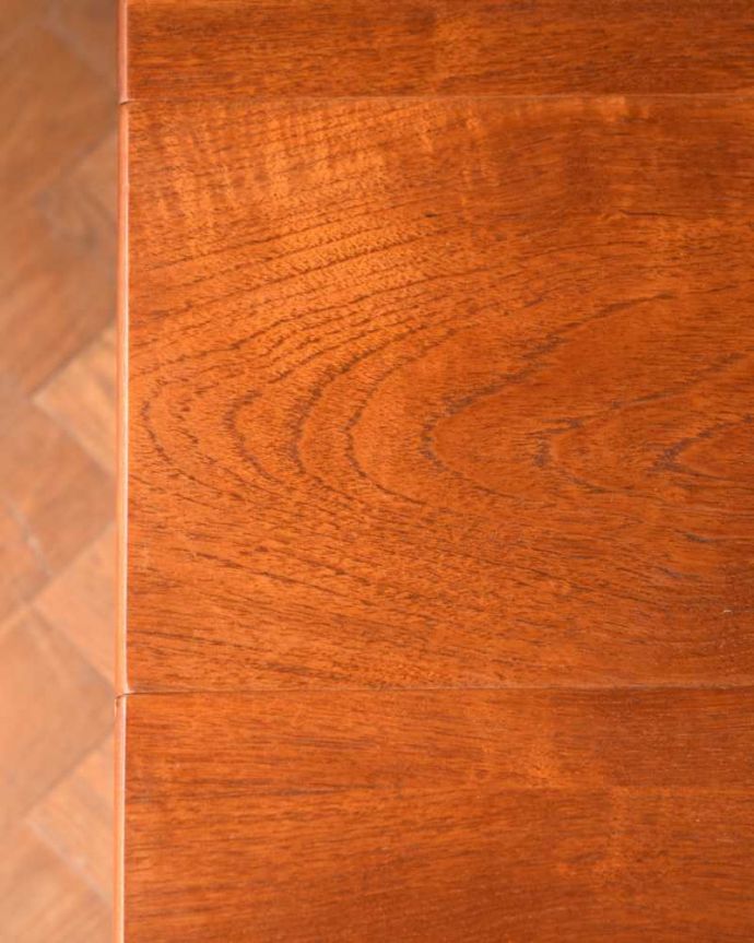 アンティークのテーブル　アンティーク家具　北欧スタイルのホールディングテーブル、ヴィンテージゲートレッグテーブル（伸張式）。近づいて見てみると･･･手間暇を掛けてアンティーク家具専門の職人が丁寧に修復した天板は、木目も美しいんです。(k-2597-f)