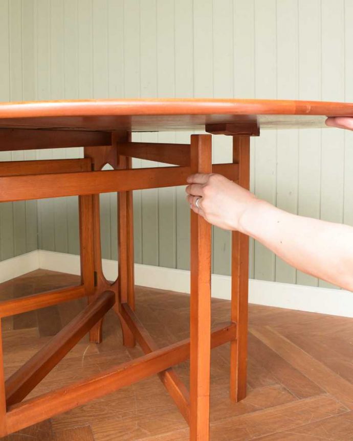 アンティークのテーブル　アンティーク家具　北欧スタイルのホールディングテーブル、ヴィンテージゲートレッグテーブル（伸張式）。脚を引き出すだけであっという間ゲートのような形をした脚のテーブル。(k-2597-f)