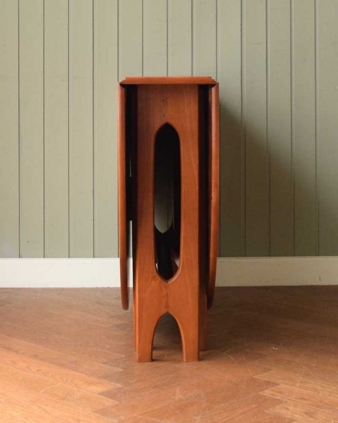 アンティークのテーブル　アンティーク家具　北欧スタイルのホールディングテーブル、ヴィンテージゲートレッグテーブル（伸張式）。横から見てみると･･･テーブルを横から見るとこんな感じ。(k-2597-f)