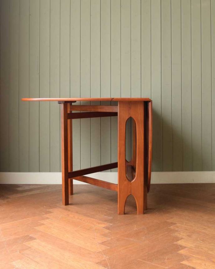 アンティークのテーブル　アンティーク家具　北欧スタイルのホールディングテーブル、ヴィンテージゲートレッグテーブル（伸張式）。片方開くと････片方のリーフを開くとこんな感じ。(k-2597-f)