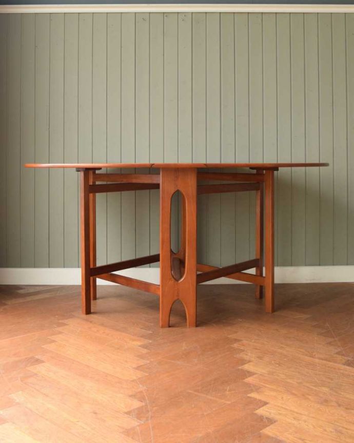 アンティークのテーブル　アンティーク家具　北欧スタイルのホールディングテーブル、ヴィンテージゲートレッグテーブル（伸張式）。両方開けば大きなサイズゲートレッグテーブルはゲートが開くように作られた脚のデザインも印象的。(k-2597-f)