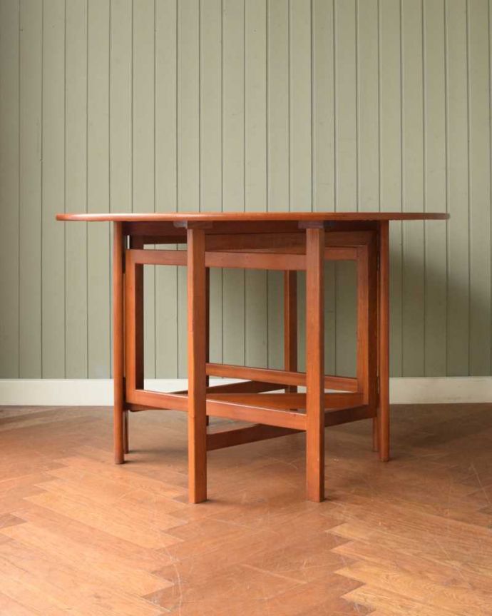 アンティークのテーブル　アンティーク家具　北欧スタイルのホールディングテーブル、ヴィンテージゲートレッグテーブル（伸張式）。クルッと回転。(k-2597-f)