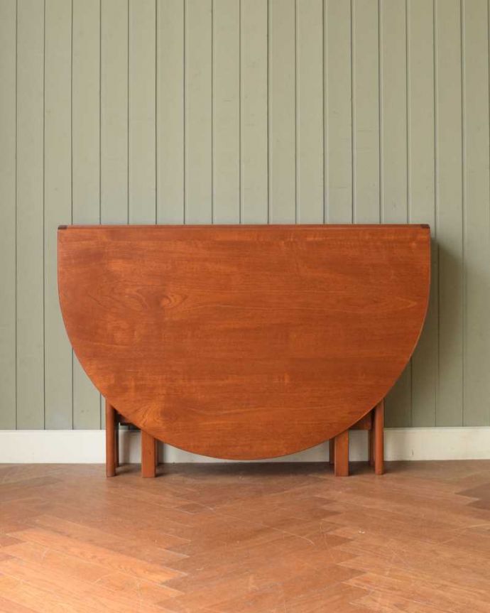 アンティークのテーブル　アンティーク家具　北欧スタイルのホールディングテーブル、ヴィンテージゲートレッグテーブル（伸張式）。天板を閉じると…閉じて壁に付ければなんだか違う家具に見えちゃうんです。(k-2597-f)