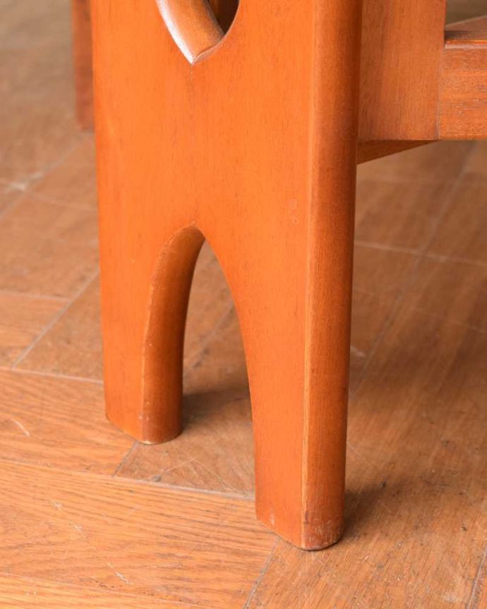 アンティークのテーブル　アンティーク家具　北欧スタイルのホールディングテーブル、ヴィンテージゲートレッグテーブル（伸張式）。持ち上げなくても移動できます！Handleのアンティークは、脚の裏にフェルトキーパーをお付けしていますので、持ち上げなくても床を滑らせれば女性でも簡単に移動させることが出来ます。(k-2597-f)