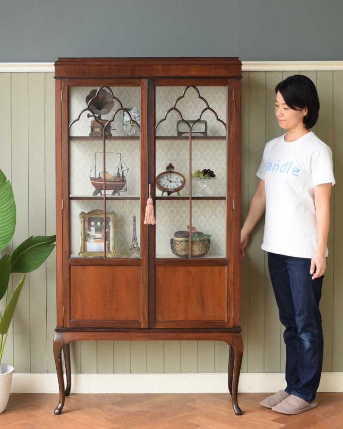 アンティークのキャビネット　アンティーク家具　美しい英国インテリア、優雅なアンティークガラスキャビネット。眺めているだけで幸せ･･･芸術的に美しいディスプレイキャビネットは、置くだけで周りの空気を変えてくれます。(k-2598-f)