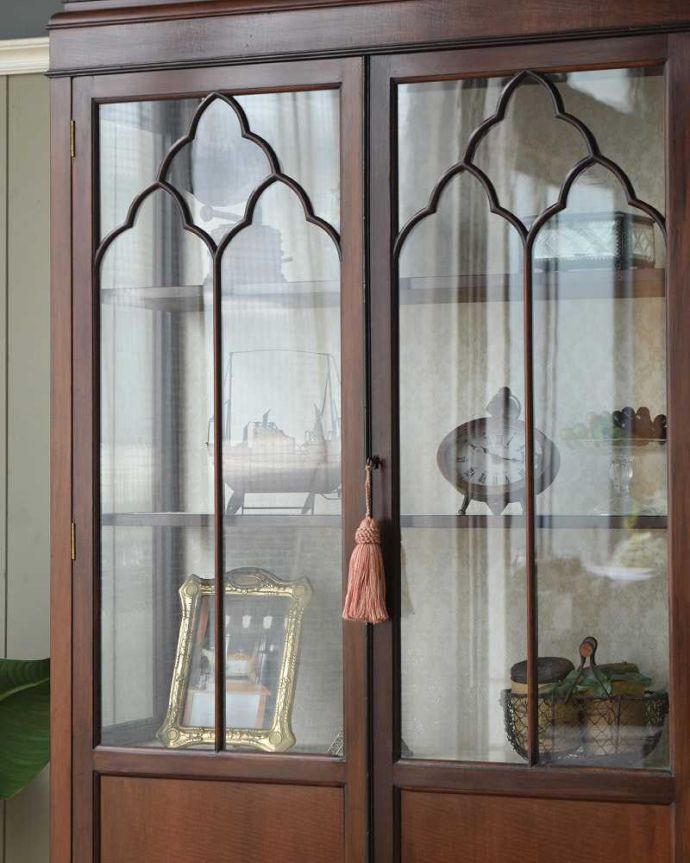 アンティークのキャビネット　アンティーク家具　美しい英国インテリア、優雅なアンティークガラスキャビネット。扉に描かれた模様の美しさアンティークのガラスを通して中に入っているものを見ると、なんだかちょっと高級に見えるんです。(k-2598-f)