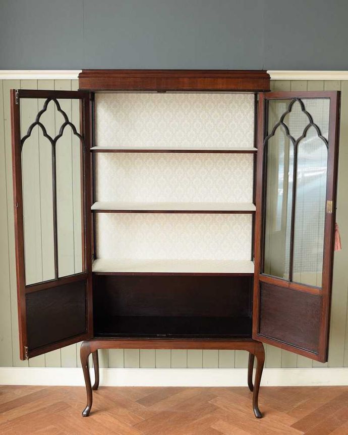 アンティークのキャビネット　アンティーク家具　美しい英国インテリア、優雅なアンティークガラスキャビネット。扉を開けてみると･･･棚板と背板に貼ってあるクロスは修復の時、新しいものに張り替えました。(k-2598-f)