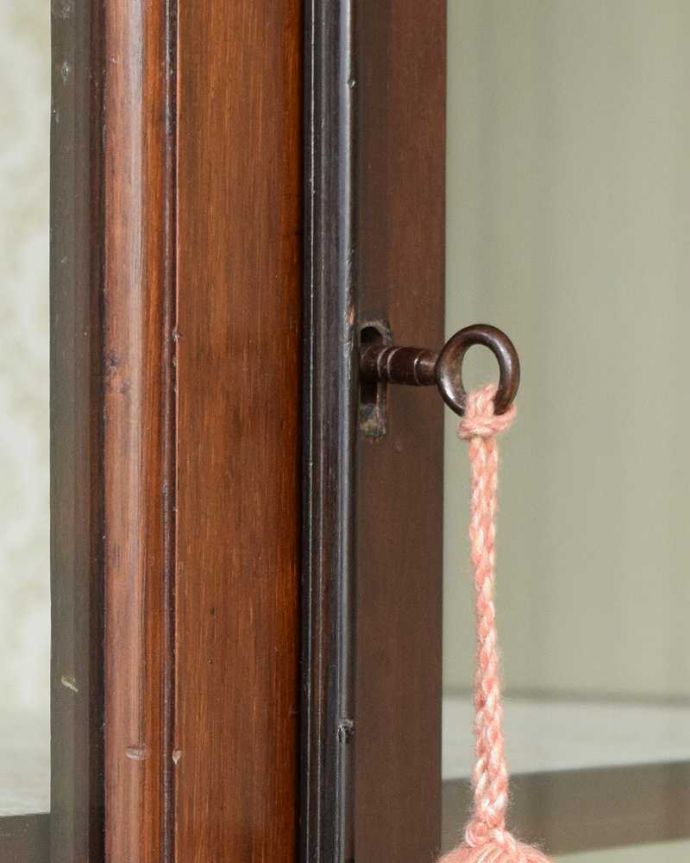 アンティークのキャビネット　アンティーク家具　美しい英国インテリア、優雅なアンティークガラスキャビネット。開ける度にワクワク鍵が取っ手になっているので、中を開ける度にまるで宝箱を開ける気分。(k-2598-f)