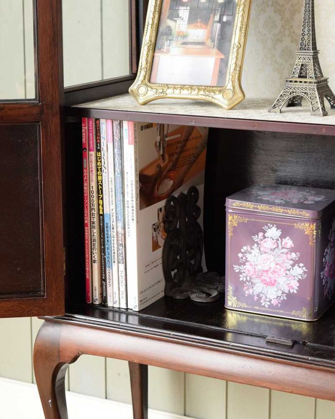 アンティークのキャビネット　アンティーク家具　美しい英国インテリア、優雅なアンティークガラスキャビネット。扉の中は収納たっぷりA4サイズの雑誌までしっかり収納出来ちゃう大きさ。(k-2598-f)