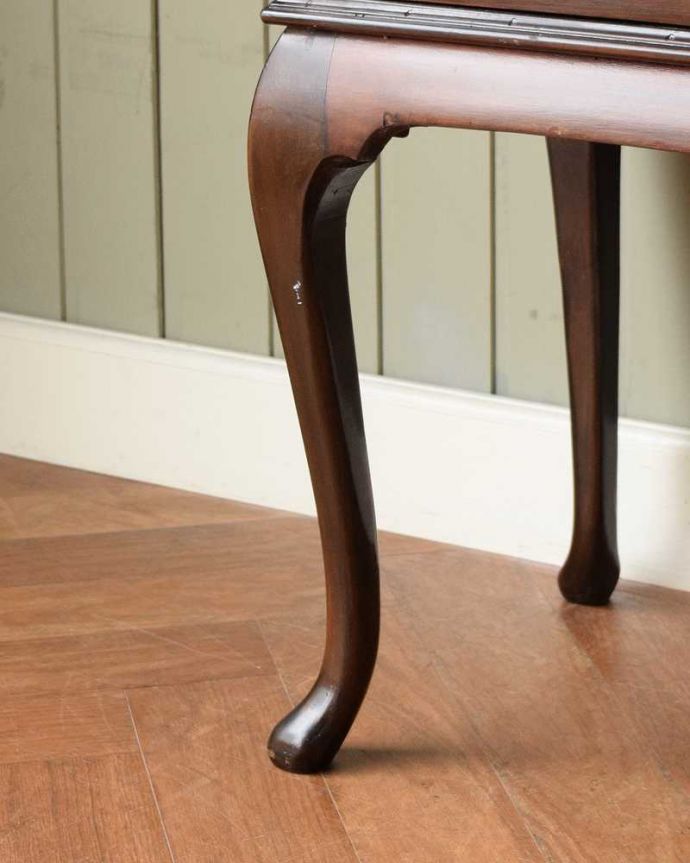 アンティークのキャビネット　アンティーク家具　美しい英国インテリア、優雅なアンティークガラスキャビネット。女性１人でラクラク運べちゃうんですHandleのアンティークは、脚の裏にフェルトキーパーをお付けしています。(k-2598-f)