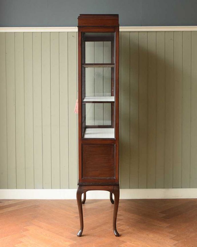 アンティークのキャビネット　アンティーク家具　美しい英国インテリア、優雅なアンティークガラスキャビネット。横から見ても素敵なんですガラスキャビネットはどこから見ても美しい！いろんな角度から中を見て楽んで下さい。(k-2598-f)