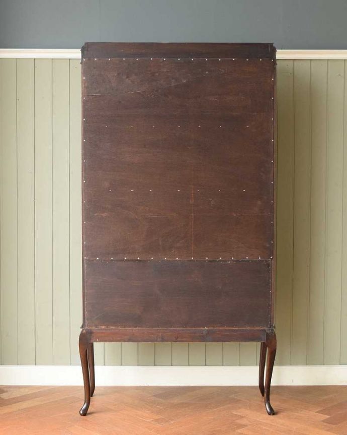 アンティークのキャビネット　アンティーク家具　美しい英国インテリア、優雅なアンティークガラスキャビネット。キレイに修復しました！アンティークは新品ではないので、経年変化によるキズはありますが、専門の職人がキレイにお直しをしているので、後姿までキレイです。(k-2598-f)