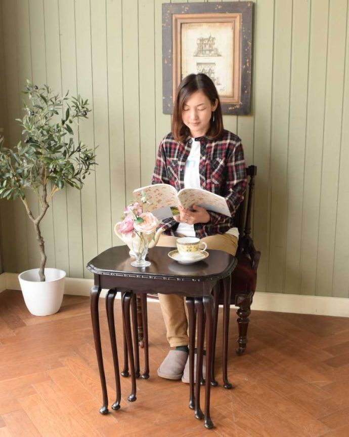 アンティークのテーブル　アンティーク家具　英国のアンティーク家具、３台セットの美しい天板のネストテーブル。親子一緒の姿が可愛いネストテーブルネストとは巣のこと。(k-2599-f)