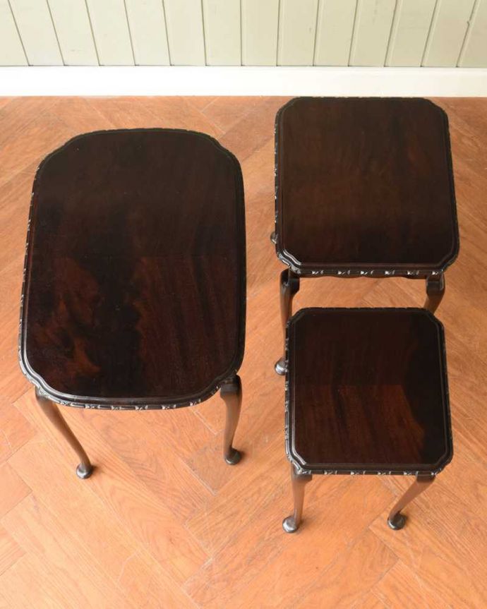 アンティークのテーブル　アンティーク家具　英国のアンティーク家具、３台セットの美しい天板のネストテーブル。3つを並べて上から見てみましょう大中小3つを並べてみると、こんな感じです。(k-2599-f)