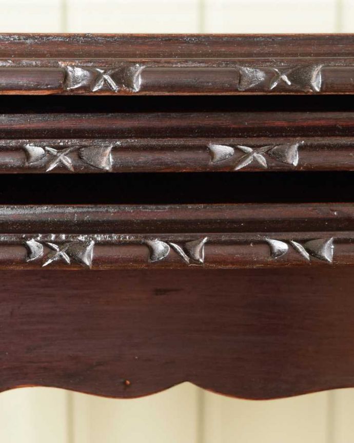 アンティークのテーブル　アンティーク家具　英国のアンティーク家具、３台セットの美しい天板のネストテーブル。いろんな場所にこだわり彫のデザインもいろいろです。(k-2599-f)