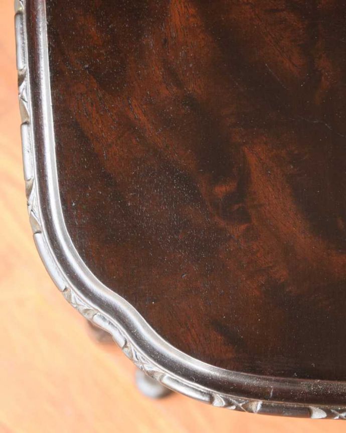 アンティークのテーブル　アンティーク家具　英国のアンティーク家具、３台セットの美しい天板のネストテーブル。天板も修復したのでキレイです修復の時、古い塗装を剥離して再塗装してあるので天板もピカピカです。(k-2599-f)