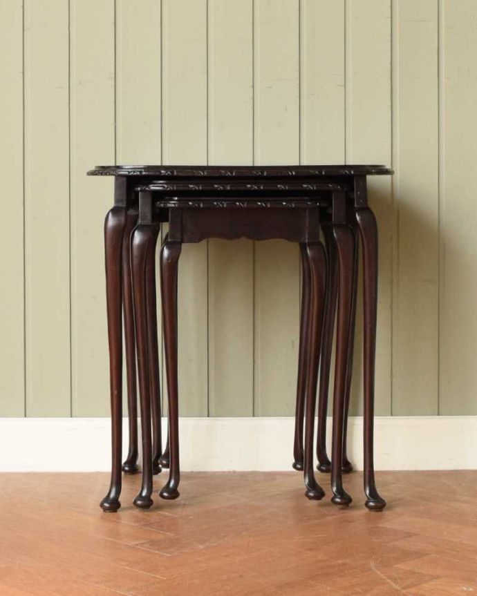 アンティークのテーブル　アンティーク家具　英国のアンティーク家具、３台セットの美しい天板のネストテーブル。見る角度によって見え方が違います。(k-2599-f)