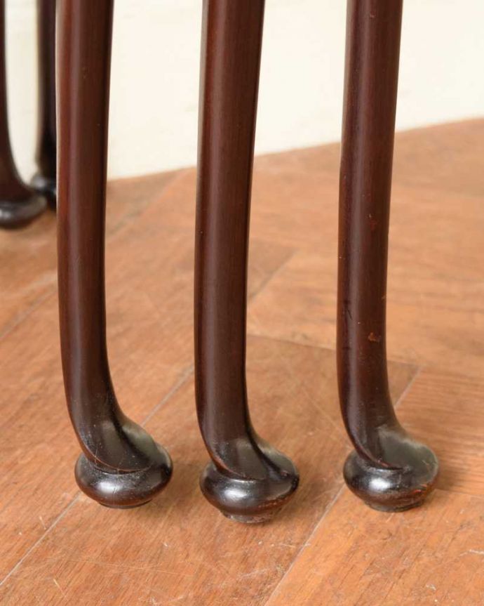 アンティークのテーブル　アンティーク家具　英国のアンティーク家具、３台セットの美しい天板のネストテーブル。持ち上げなくても移動できます！Handleのアンティークは、脚の裏にフェルトキーパーをお付けしていますので、床を滑らせてれば移動が簡単です。(k-2599-f)