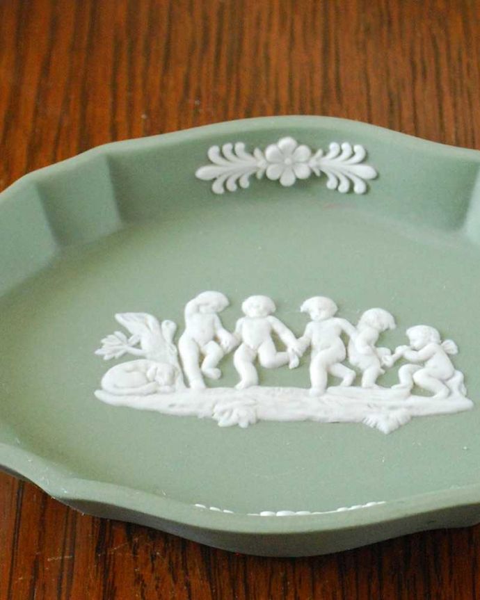 アンティーク 陶磁器の雑貨　アンティーク雑貨　アンティークのジャスパーウェア、セージグリーンのウェッジウッドトレイ（Wedgwood） 。古代美術がモチーフになっている模様ぷっくりと浮かび上がる白い模様は、古代ギリシャ・ローマ美術の装飾をモチーフにした繊細で優雅なデザインです。(k-2599-z)