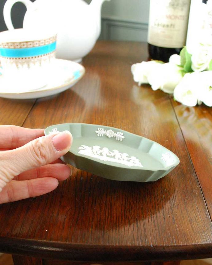 アンティーク 陶磁器の雑貨　アンティーク雑貨　アンティークのジャスパーウェア、セージグリーンのウェッジウッドトレイ（Wedgwood） 。宝石のような美しさを追求した焼き物なんとも言えない滑らかな手触りが、ジャスパーウエアの特長。(k-2599-z)