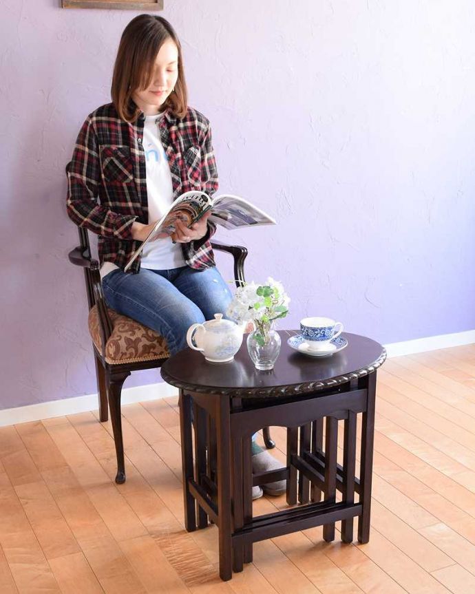 アンティークのテーブル　アンティーク家具　キレイなマホガニー材のネストテーブル、３つのテーブルがセットになったアンティーク家具。親子一緒の姿が可愛いネストテーブルネストとは巣のこと。(k-2600-f)